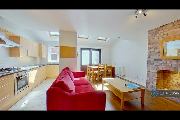 4 Bedroom Detached House To Rent In Ednaston Road, Nottingham, NG7