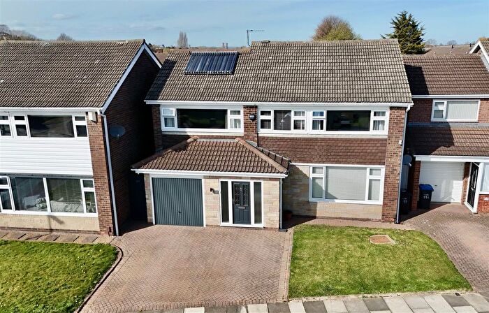 4 Bedroom Detached House For Sale In Hall Drive, Middlesbrough, TS5