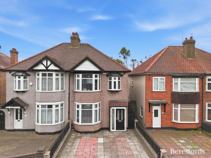 3 Bedroom Semi Detached House For Sale In Hornchurch Road, Hornchurch, RM12