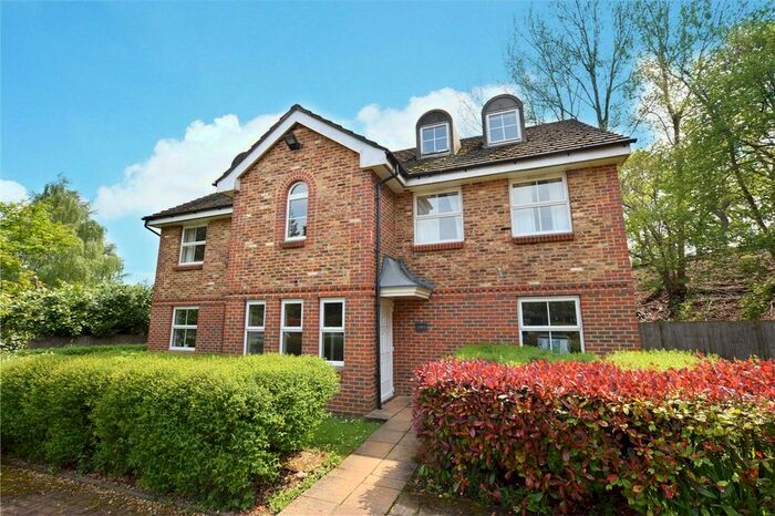 2 Bedroom Flat To Rent In Poplar Close, Broad Lane, Bracknell, Berkshire, RG12