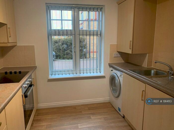 2 Bedroom Flat To Rent In Tavistock Close, Leeds, LS12