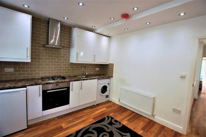 2 Bedroom Flat To Rent In Cambridge Heath Road, London, E2