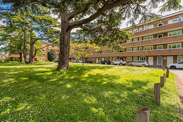 2 Bedroom Flat To Rent In Hampton Road, Twickenham, TW2