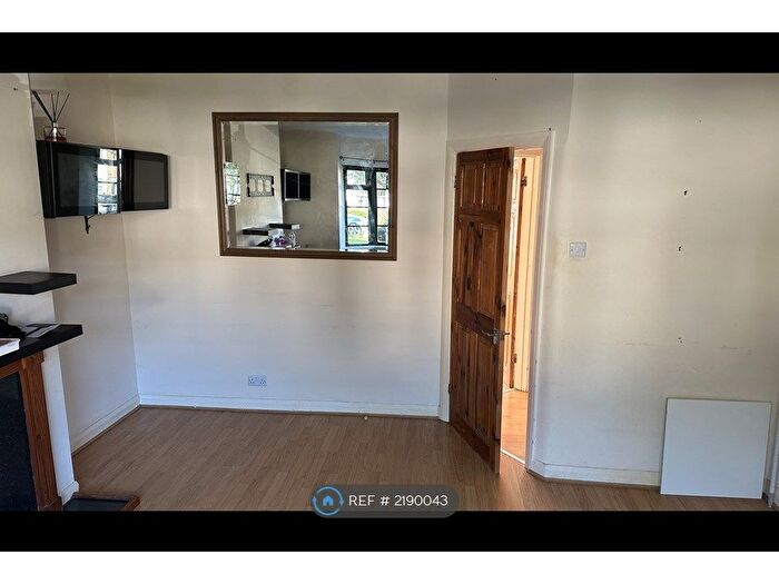 2 Bedroom Flat To Rent In The Lindens, London, N12