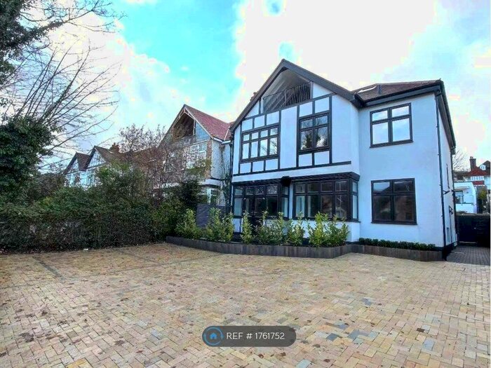 3 Bedroom Flat To Rent In Brighton Road, Purley, Croydon, CR8