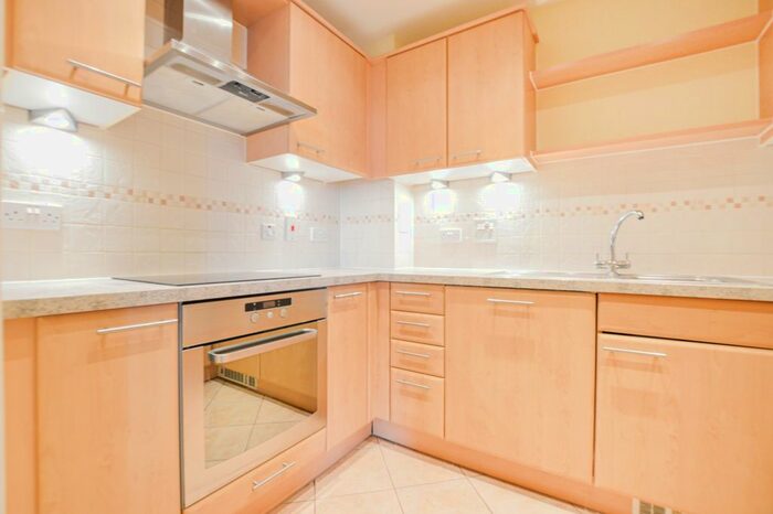 2 Bedroom Flat To Rent In Station Approach, Woking, Surrey GU22