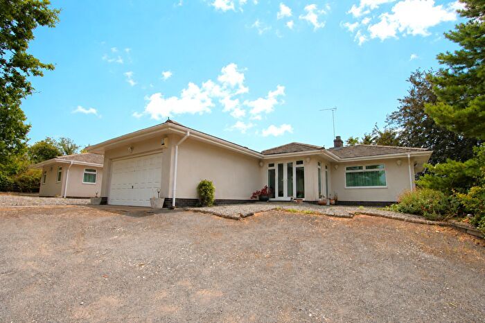 4 Bedroom Detached Bungalow For Sale In Droitwich Road, Torton, Kidderminster, DY10