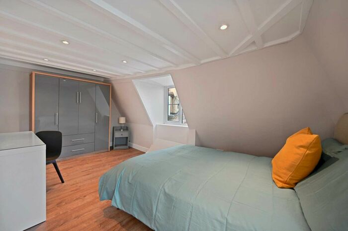 3 Bedroom Flat To Rent In Hertford Street, Mayfair, London, W1J