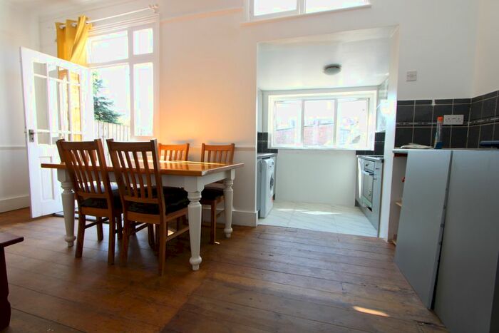 4 Bedroom Flat To Rent In Undine Street, Tooting Broadway, SW17