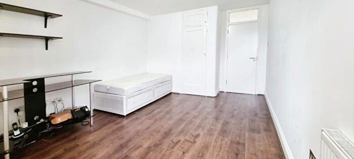 3 Bedroom Flat To Rent In Mulberry Close, Hendon, London, NW4