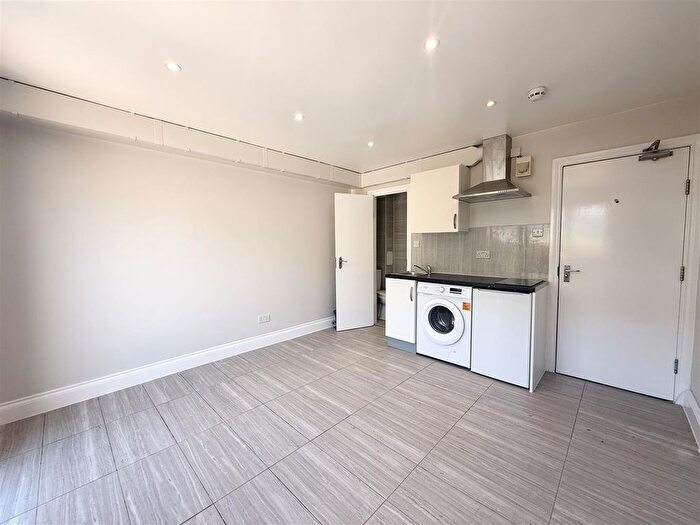 Studio To Rent In Craven Park Road, London, N15