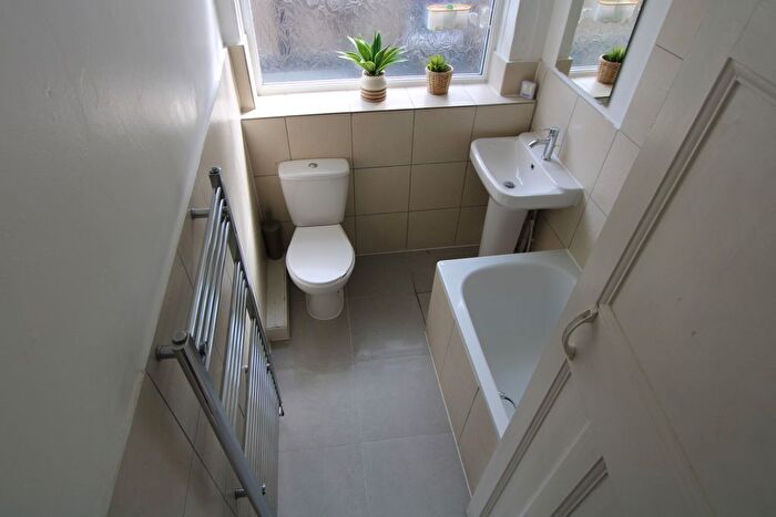 3 Bedroom Flat To Rent In Streatham Vale, London, SW16