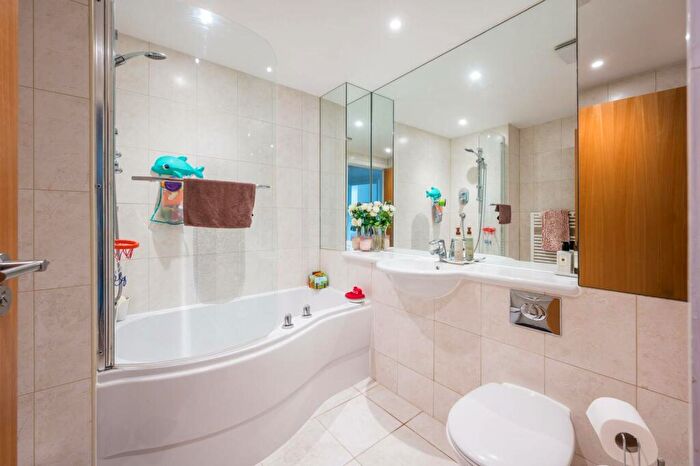 2 Bedroom Flat For Sale In Graham Street, Angel, London, N1