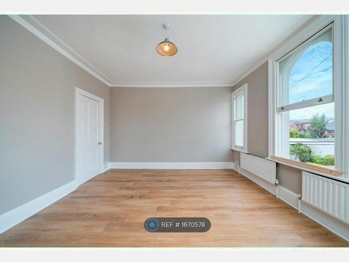 2 Bedroom Flat To Rent In Heathfield North, Twickenham, TW2