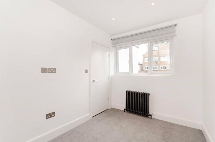 3 Bedroom End Of Terrace House To Rent In Warwick Grove, Surbiton, KT5