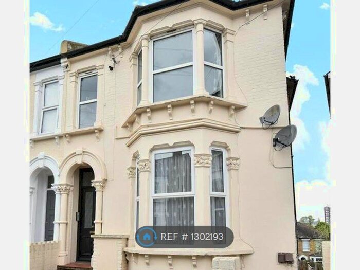 2 Bedroom Flat To Rent In Radford Road, London SE13