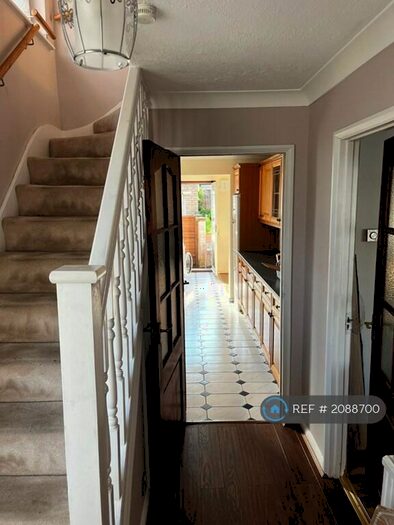 3 Bedroom Semi-Detached House To Rent In Hillary Road, Slough, SL3