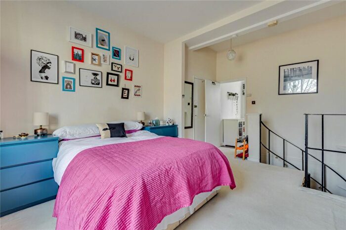 1 Bedroom Terraced House To Rent In Arundel Square, Islington, N7