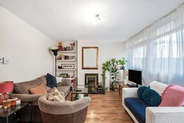 3 Bedroom Flat To Rent In Bolingbroke Walk, Battersea, London, SW11