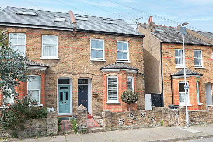 5 Bedroom Semi-Detached House To Rent In Glenthorne Road, KT1