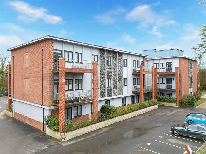 2 Bedroom Flat For Sale In Ashwells Road, Pilgrims Hatch., CM15