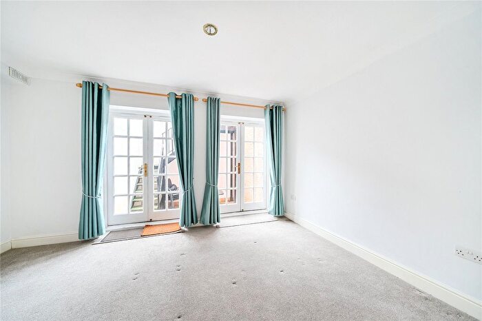 1 Bedroom Flat For Sale In Ellesmere Place, Walton-On-Thames, KT12