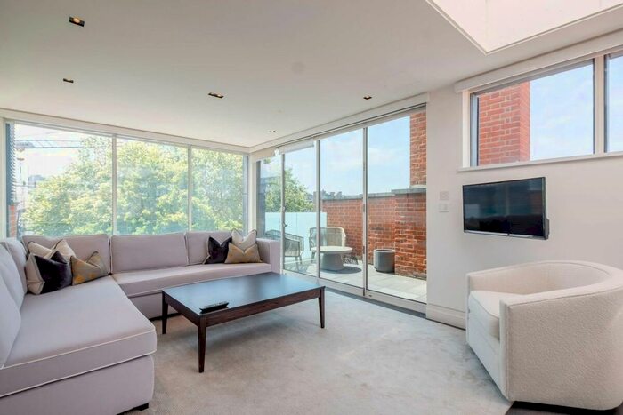 2 Bedroom Flat To Rent In Green Street, London, W1K