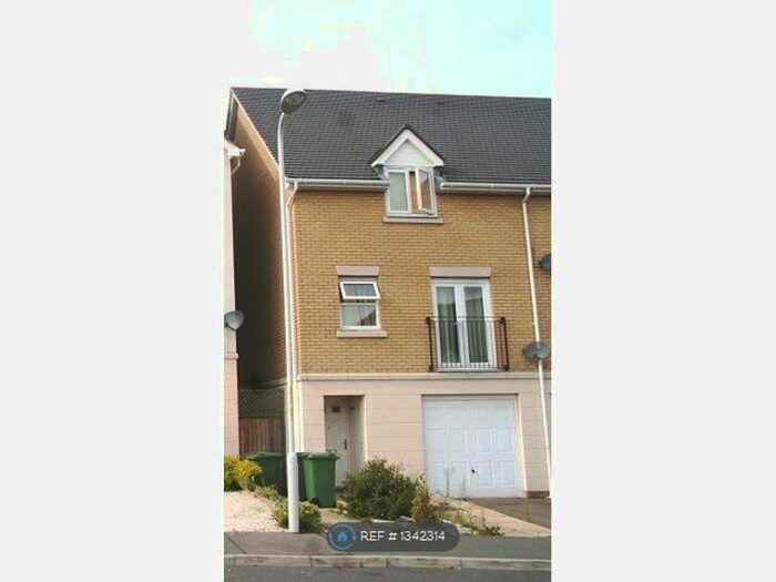 4 Bedroom Semi-Detached House To Rent In Gibbons Lane, Dartford, DA1