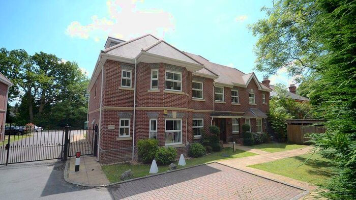 2 Bedroom Apartment To Rent In Tudor Court, London Road, GU20