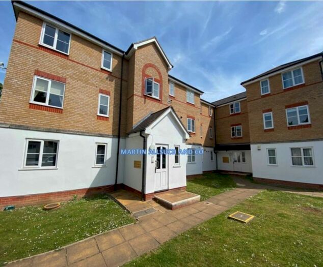 2 Bedroom Flat To Rent In Clarence Close, Barnet, EN4
