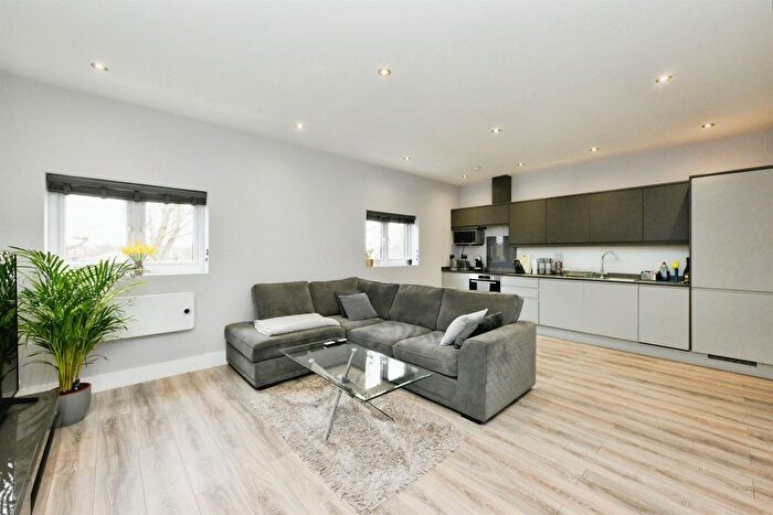 1 Bedroom Flat To Rent In Chaucer Way, Hoddesdon, EN11