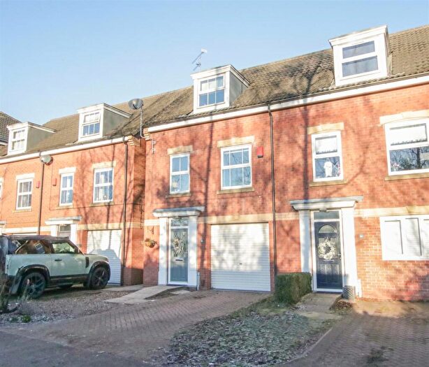 3 Bedroom Semi-Detached House For Sale In Fountains Close, Kirk Sandall, Doncaster, DN3