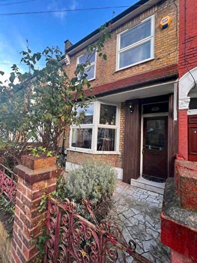 2 Bedroom Town House To Rent In Coopersale Road, London, E9