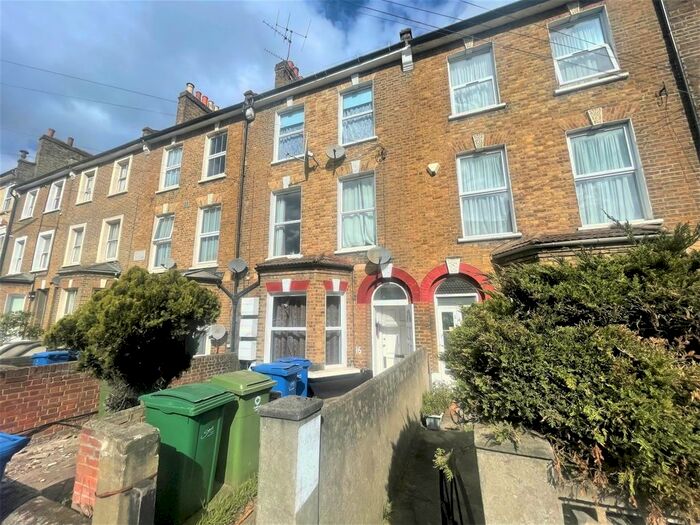 Studio To Rent In Belfort Road, London, SE15