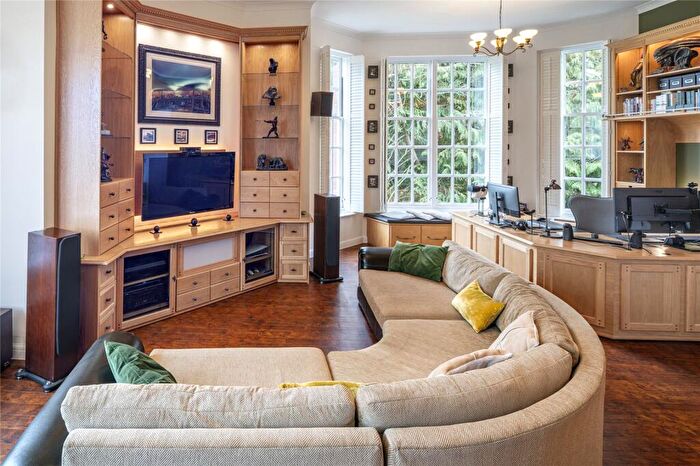 2 Bedroom Apartment For Sale In Great Leys Court, Beningfield Drive, St. Albans, Hertfordshire, AL2