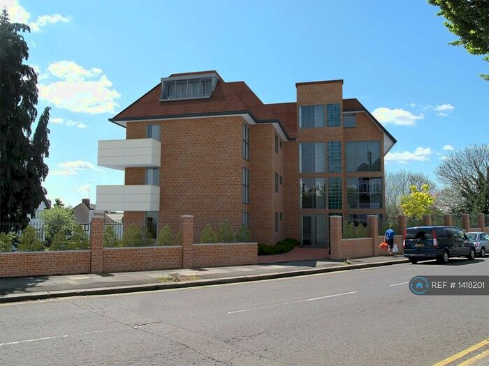 3 Bedroom Penthouse To Rent In White Lodge, London, NW11