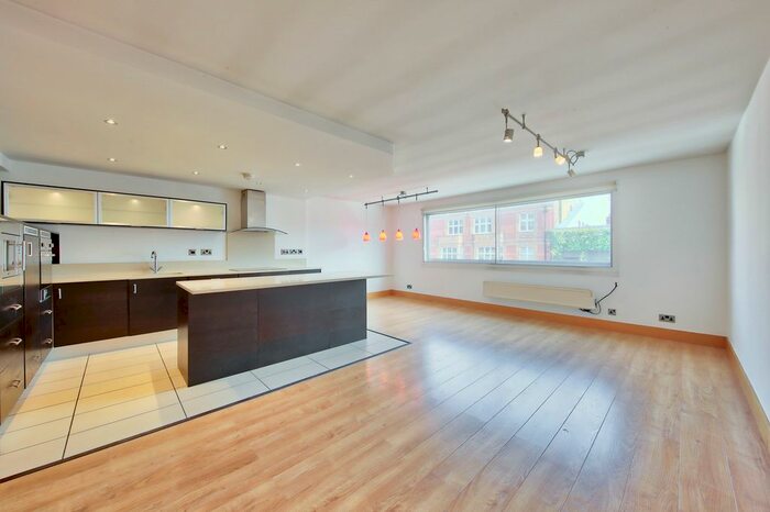 3 Bedroom Flat To Rent In Southampton Row, London, WC1B