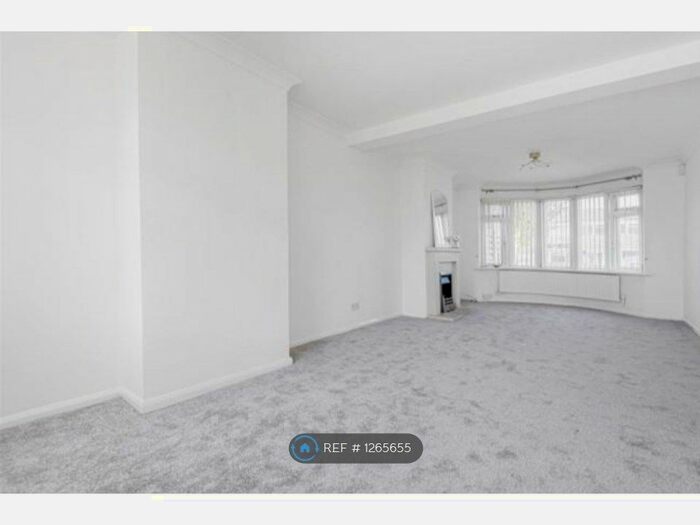 3 Bedroom Semi-Detached House To Rent In Clewer Hill Road, Windsor SL4