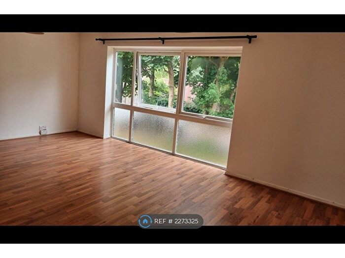 2 Bedroom Flat To Rent In Grandfield Avenue, Watford, WD17