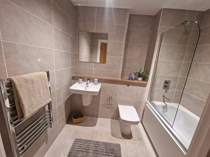 1 Bedroom Flat To Rent In Michigan Point Tower D, Michigan Avenue, M50