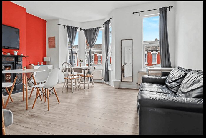 4 Bedroom Flat To Rent In Pennard Road, London, W12