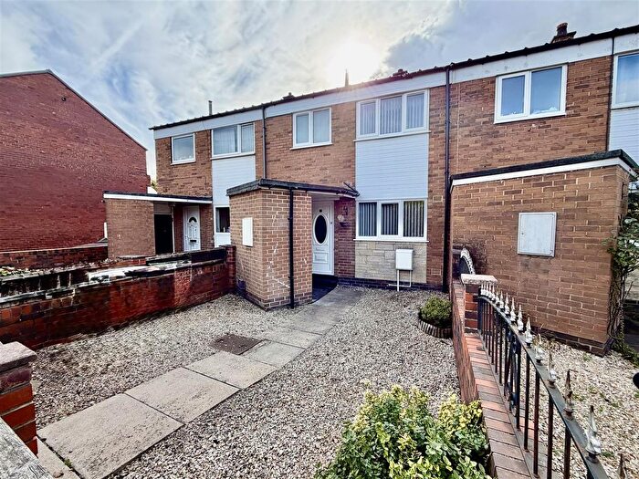 2 Bedroom Town House For Sale In Victoria Street, Allerton Bywater, Castleford, WF10