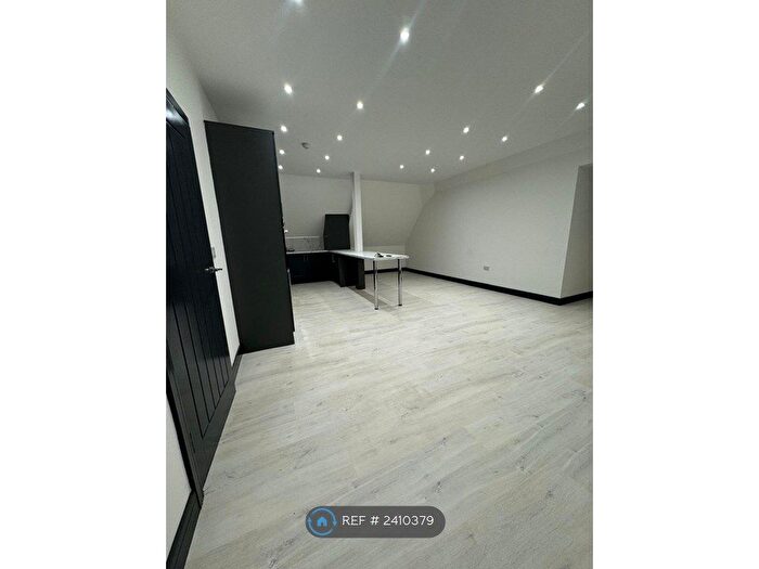 2 Bedroom Flat To Rent In Cliff Gardens, Scunthorpe, DN15