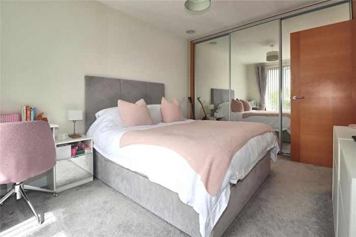 1 Bedroom Flat For Sale In Acer Grove, Woking, Surrey, GU22