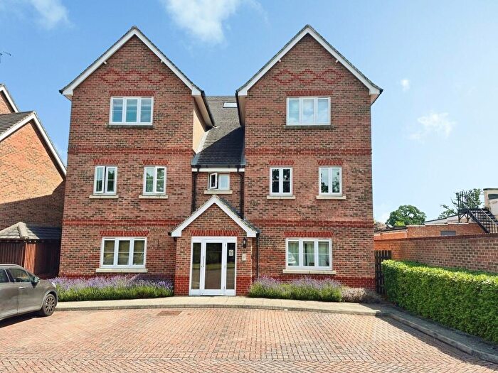 2 Bedroom Apartment For Sale In Summer Court, Sindlesham, Wokingham, RG41