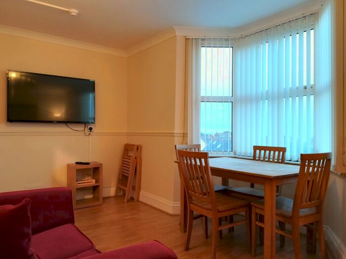 1 Bedroom Flat To Rent In Sketty Road, Uplands, Swansea, SA2