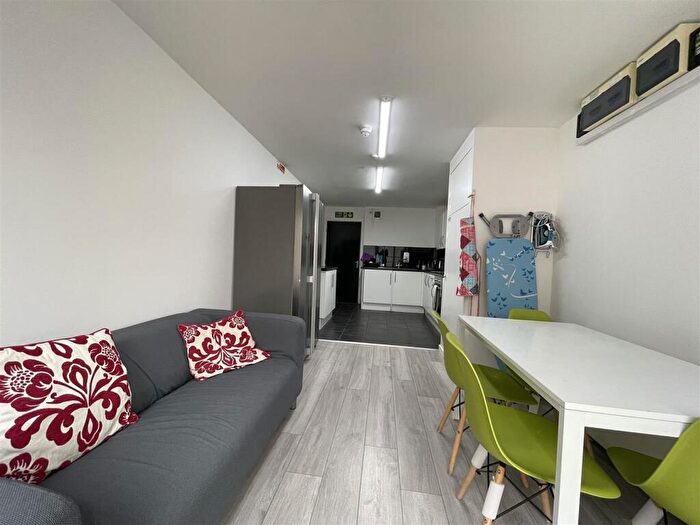3 Bedroom Flat To Rent In Powell Street, Sheffield, S3