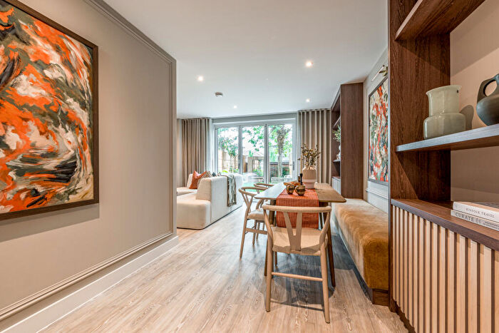 3 Bedroom Town House For Sale In North Gate Park, London, N15