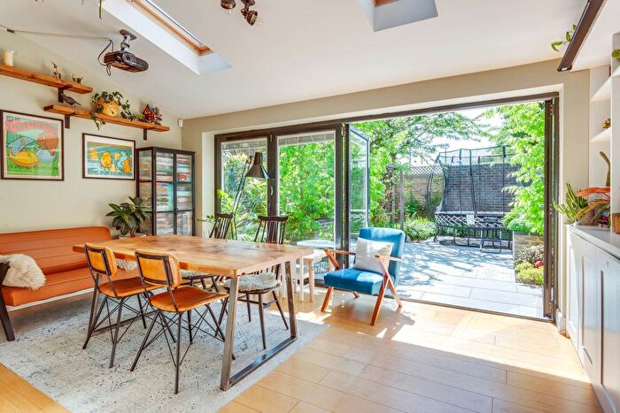 5 Bedroom Town House For Sale In Little Woodcote Close, Caversham Heights, RG4