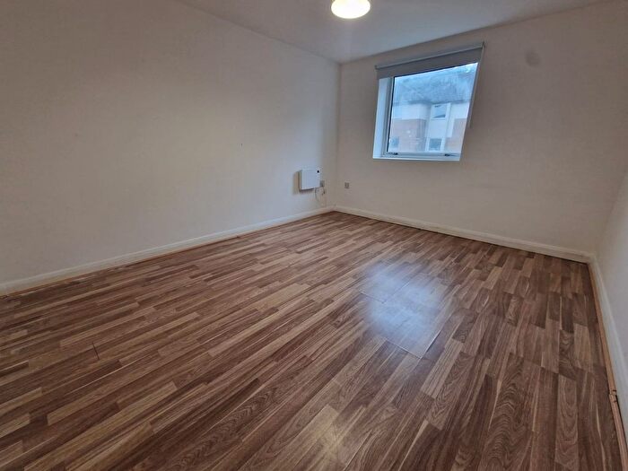 3 Bedroom Flat To Rent In Milliners Court, Milliners Way, Luton, Bedfordshire, LU3